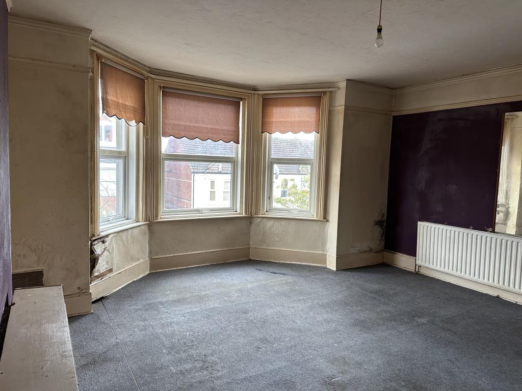 Lot: 46 - TWO-BEDROOM MAISONETTE FOR REFURBISHMENT - Living Room